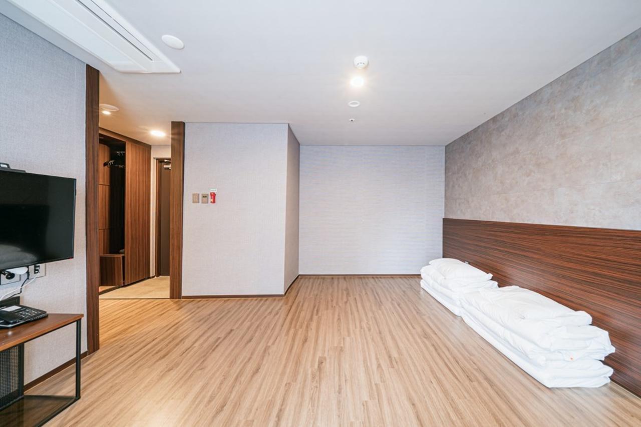With City Hotel Jeju Buitenkant foto